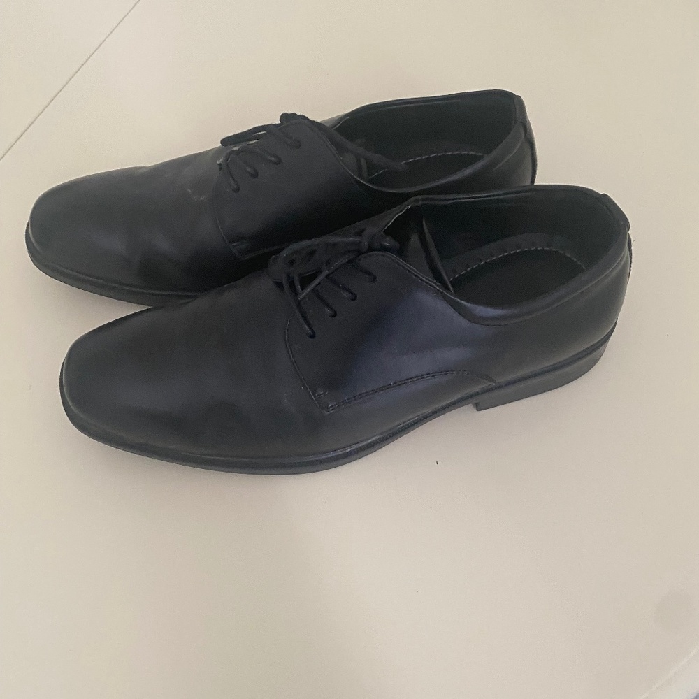 Van Huesen black dress shoes lace up